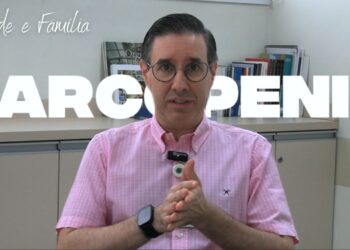 Foto do Dr. Eduardo ao centro. No fundo, a palavra Sarcopenia em branco. No canto superior esquerdo, logo do Saúde e Família.