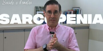 Foto do Dr. Eduardo ao centro. No fundo, a palavra Sarcopenia em branco. No canto superior esquerdo, logo do Saúde e Família.