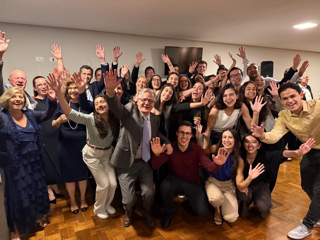 Foto de um grupo esfuziante acenando