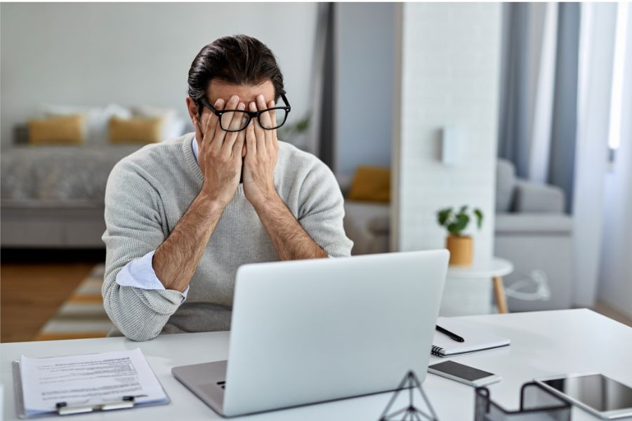 aparentando estresse ou cansaço durante o trabalho.