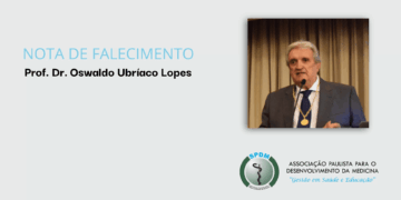 Fundo cinza. Na lateral esquerda, nota de falecimento, em letras azuis. Abaixo, o nome Prof. Dr. Oswaldo Ubríaco Lopes. Na lateral direita, foto do Prof. Dr. Oswaldo Ubríaco Lopes. No canto inferior direito, logo da SPDM.