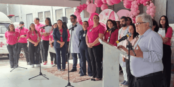 Foto de colaboradores na abertura do Outubro Rosa do HGG