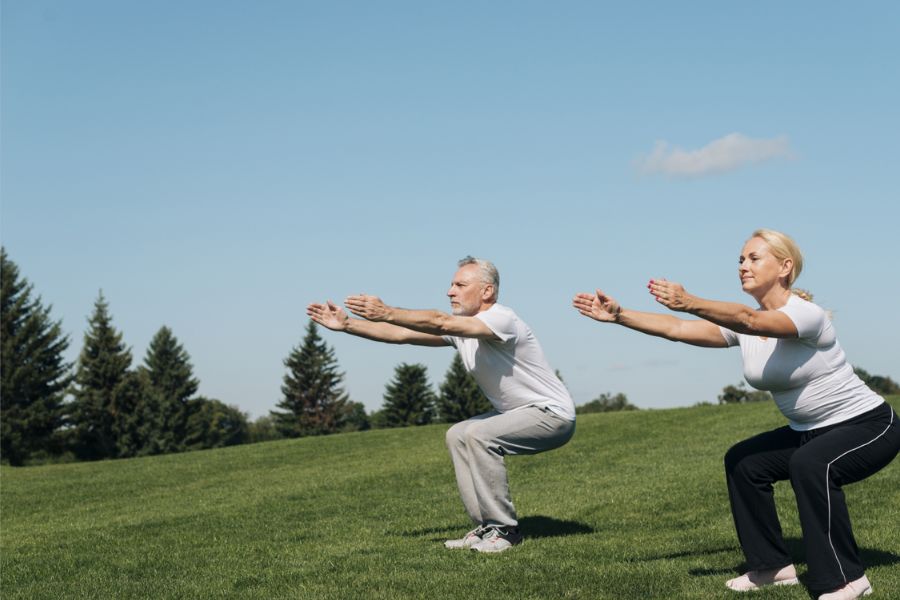 fazendo agachamento em um campo gramado ensolarado