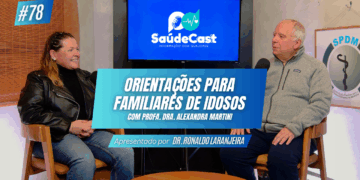 Idosos e Família: uma mulher e um homem sentados em um cenário para entrevista de podcast.