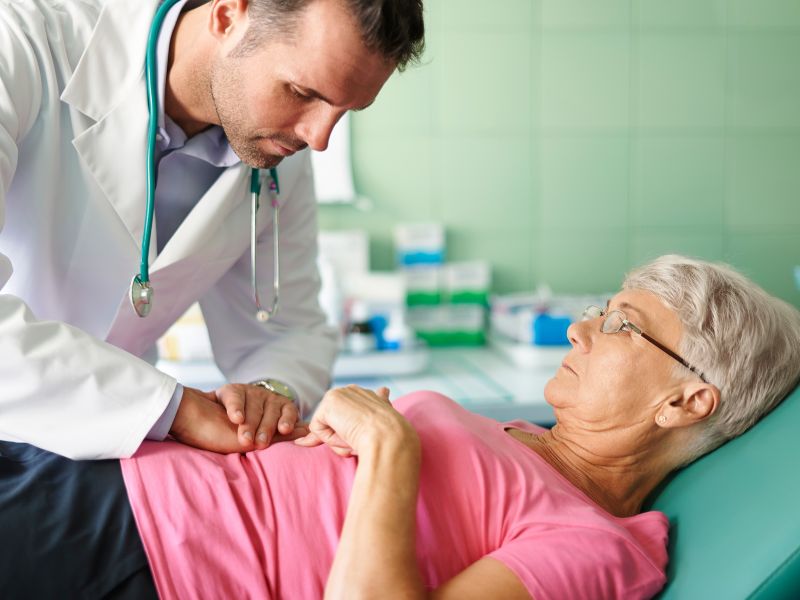 médico examinando paciente