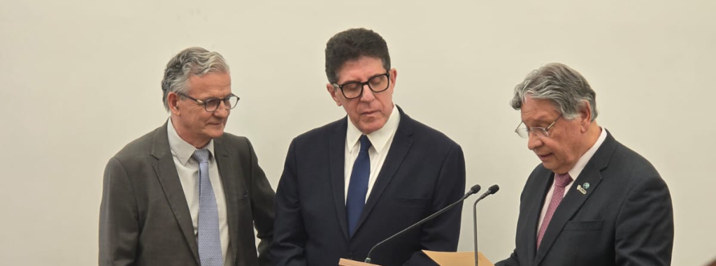 Foto de três homens. À direita