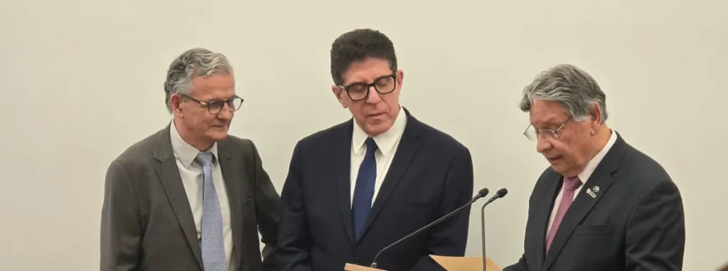 Foto de três homens. À direita