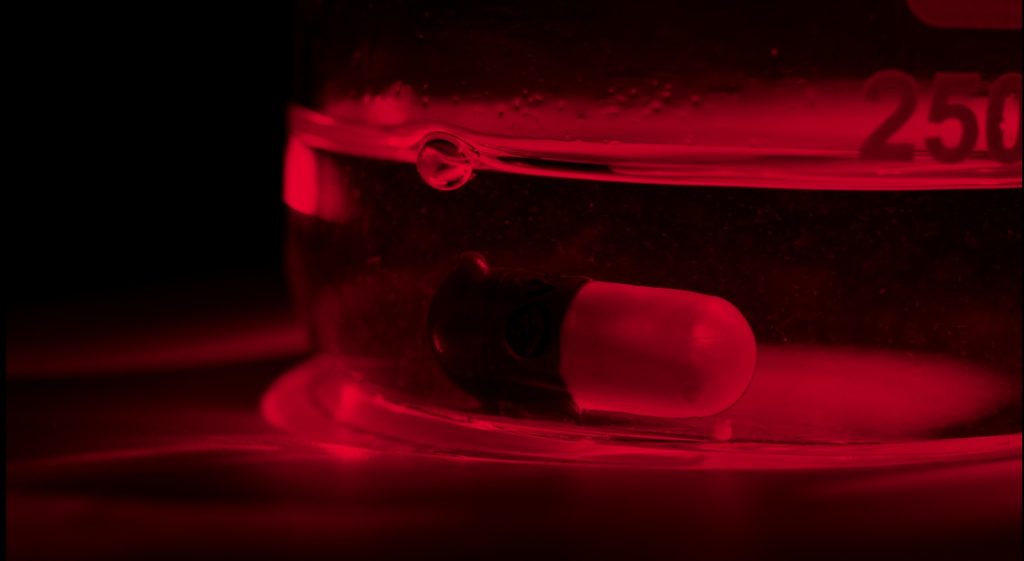 um comprimido submerso.