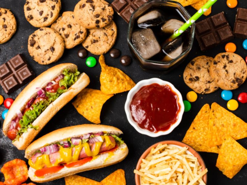 mesa com vários alimentos ultraprocessados