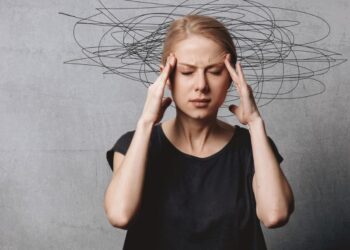 mulher com mão na cabeça