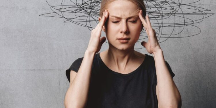 mulher com mão na cabeça