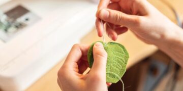 Gestantes da Casa de Parto Sapopemba refletem sobre o clima com bordado em folhas