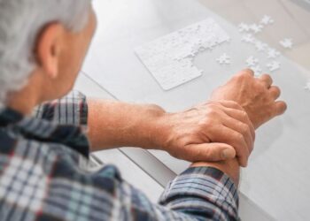 pessoa idosa jogando quebra-cabeça