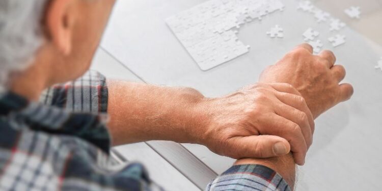 pessoa idosa jogando quebra-cabeça