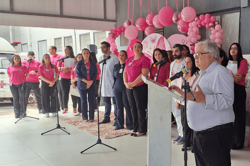 Foto de colaboradores na abertura do Outubro Rosa do HGG