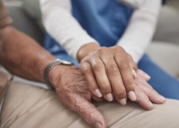 uma mão em cima da outra