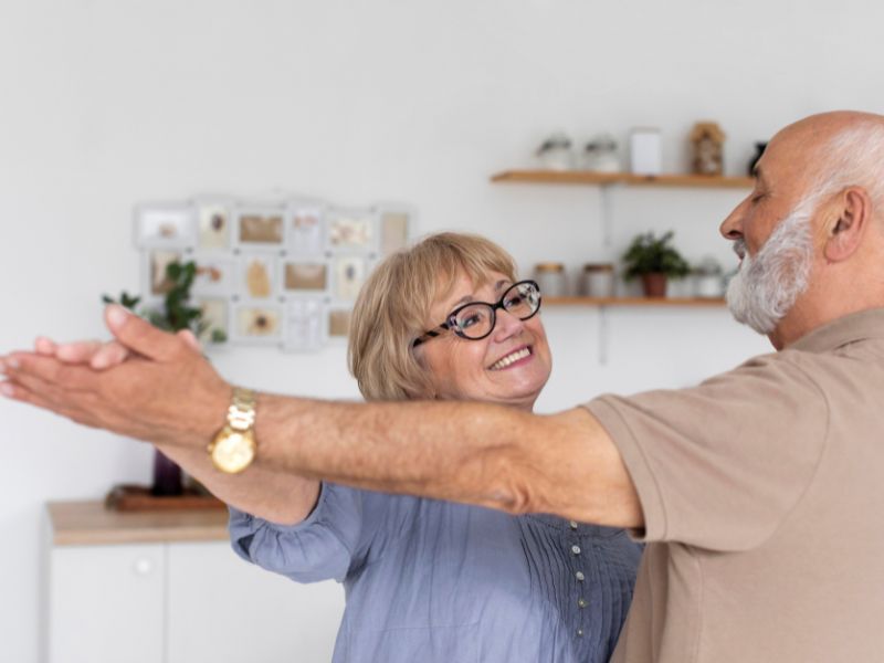 duas pessoas idosas dançando