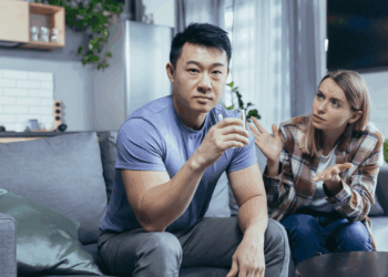 Foto de casal brigando