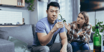 Foto de casal brigando