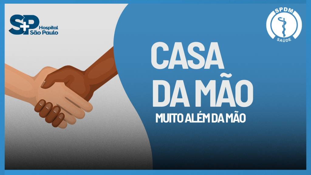 À esquerda, desenho de duas mãos. À direita, Casa da Mão - Muito Além da Mão, escrito em branco sobre um fundo azul.