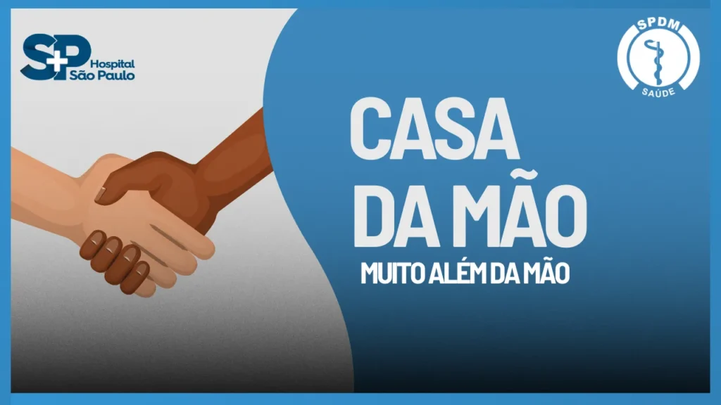 À esquerda, desenho de duas mãos. À direita, Casa da Mão - Muito Além da Mão, escrito em branco sobre um fundo azul.