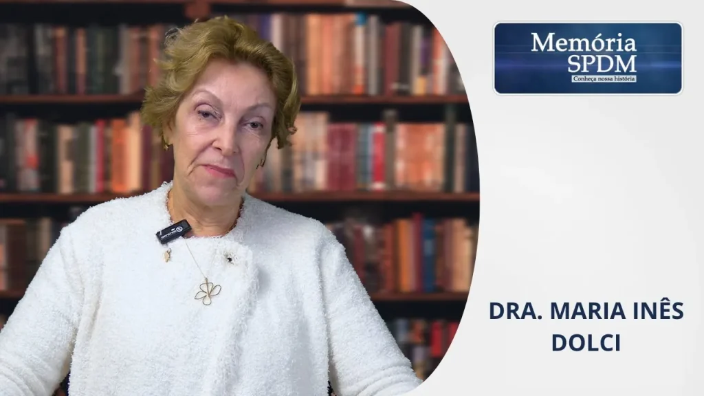 Dra. Maria Inês. À esquerda, foto da Dra. Maria Inês. À direita, Memória SPDM escrito em branco dentro de um quadro azul. No canto interior direito, Dra. Maria Inês Dolci.