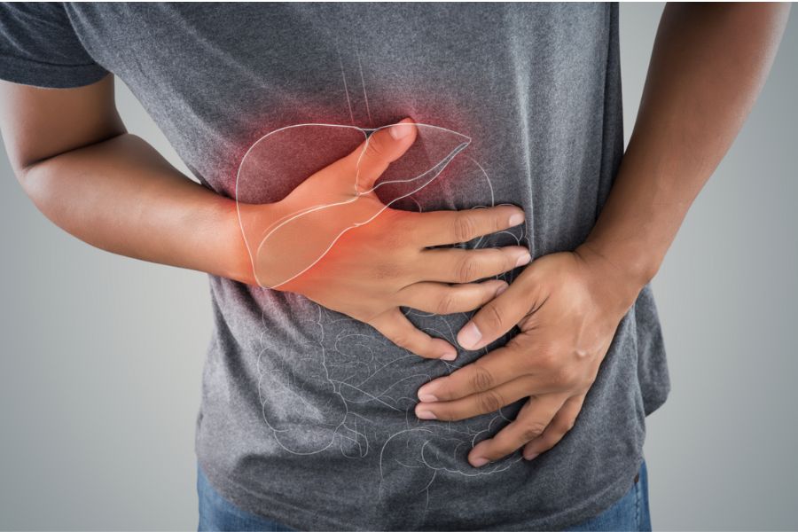 Pessoa com dor na região abdominal superior.