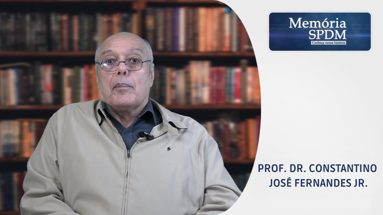clínica médica À esquerda, foto do Dr. Constantino. À direita, Memória SPDM escrito em branco dentro de um quadro azul. No canto interior direito, Prof. Dr. Constantino José Fernandes Jr.