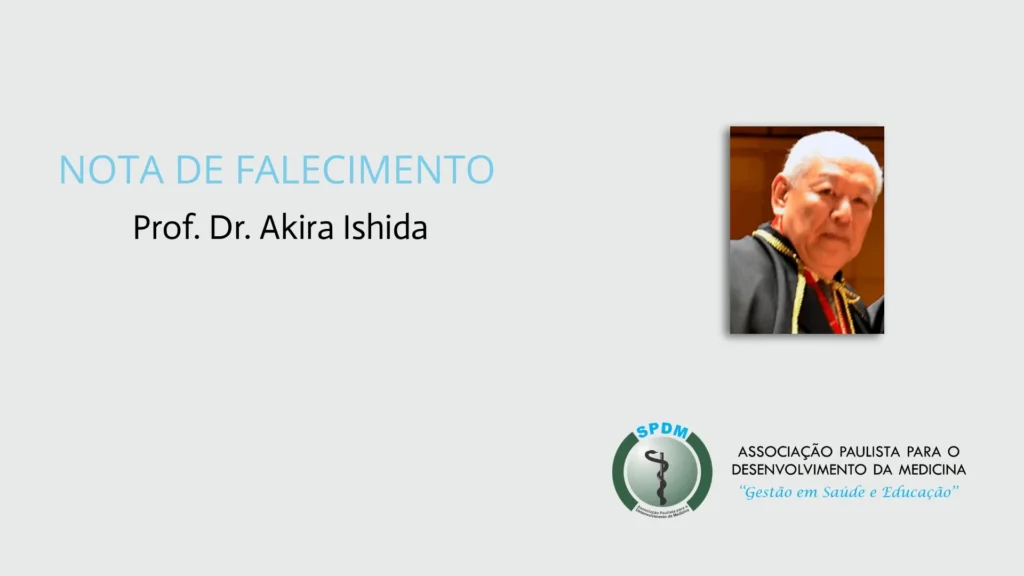 Prof. Dr. Akira Ishida. Fundo cinza. À esquerda, escrito em azul, nota de falecimento, logo abaixo, escrito em preto, Prof. Dr. Akira Ishida. À direita, foto do Prof. Dr. Akira Ishida, e no canto inferior direito, logo da SPDM.
