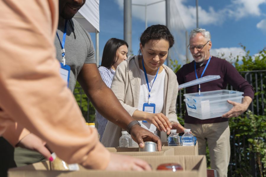 Grupo de voluntários organizando doações em ação solidária.
