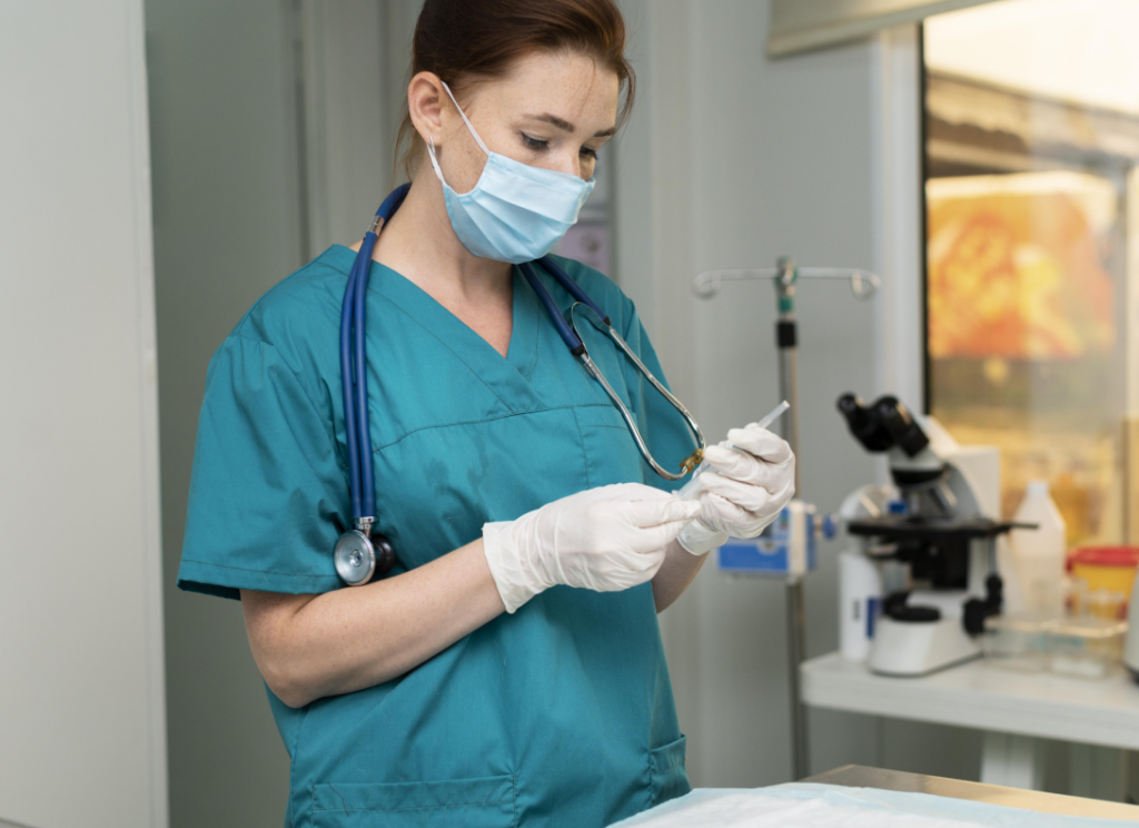 profissional de saúde preparando seringa em ambiente clínico.