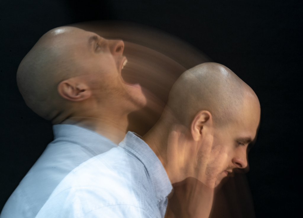 Homem expressando sofrimento emocional em imagem conceitual.