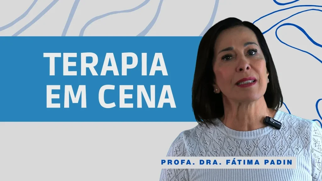Psicodrama. À esquerda, a frase "Terapia em cena", em branco. À direita, foto da Dra. Fátima Padin.