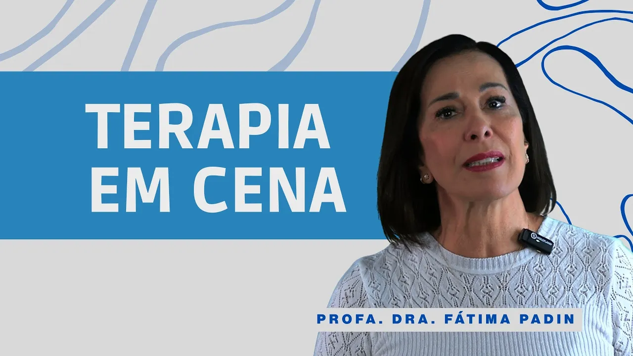 Psicodrama. À esquerda, a frase "Terapia em cena", em branco. À direita, foto da Dra. Fátima Padin.