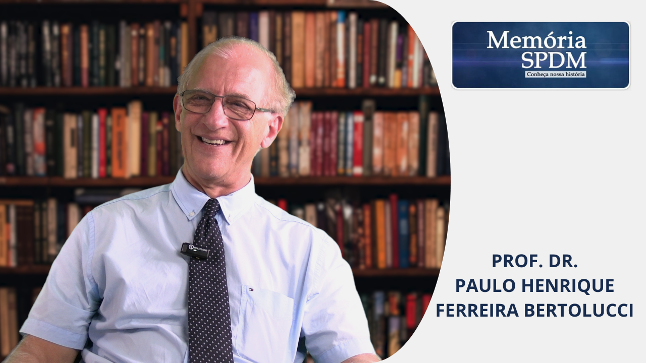 Dr. Paulo Bertolucci. À esquerda, foto do Dr. Paulo Bertolucci. À direita, Memória SPDM escrito em branco dentro de um quadro azul. No canto interior direito, Prof. Dr. Paulo Henrique Ferreira Bertolucci.
