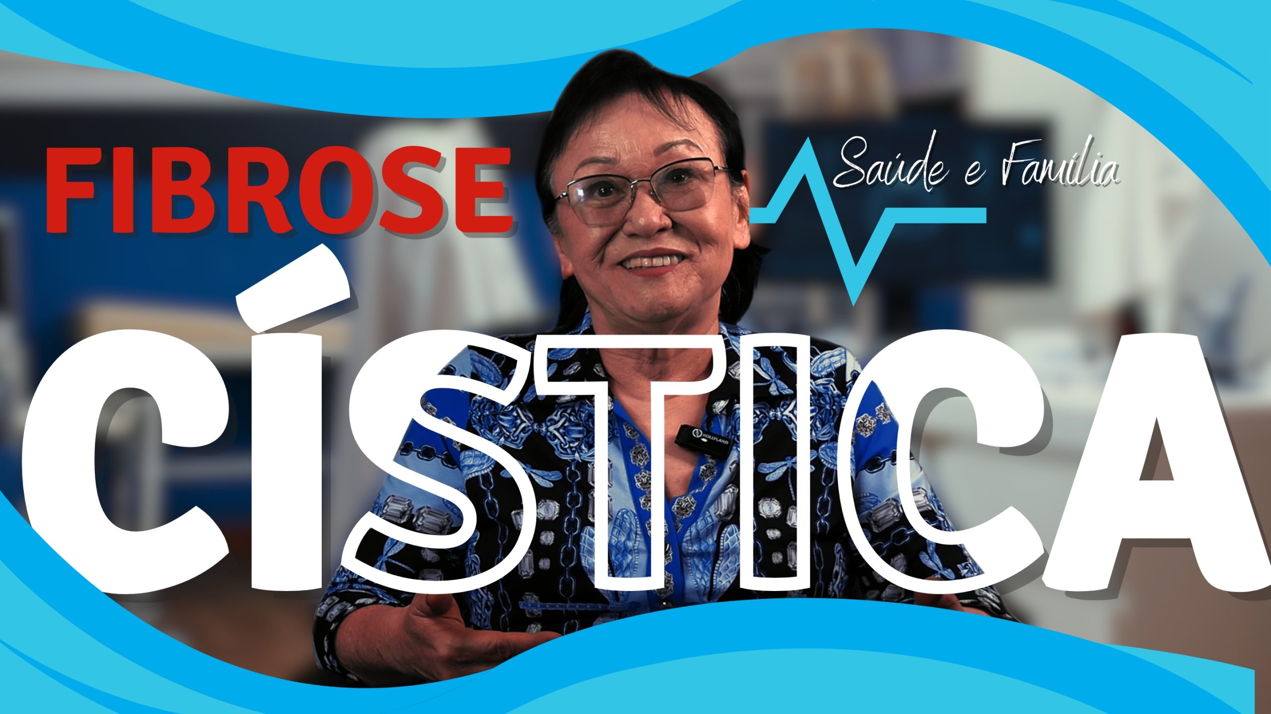 Fibrose Cística. Foto da Dra. Sonia Chiba. À esquerda, fibrose escrito em vermelho. À direita da dra., o logo da websérie Saúde e Família. À frente, cística em letras brancas. As letras STI estão em transparência. Nos topos da imagem, uma faixa com ondulação azul claro.