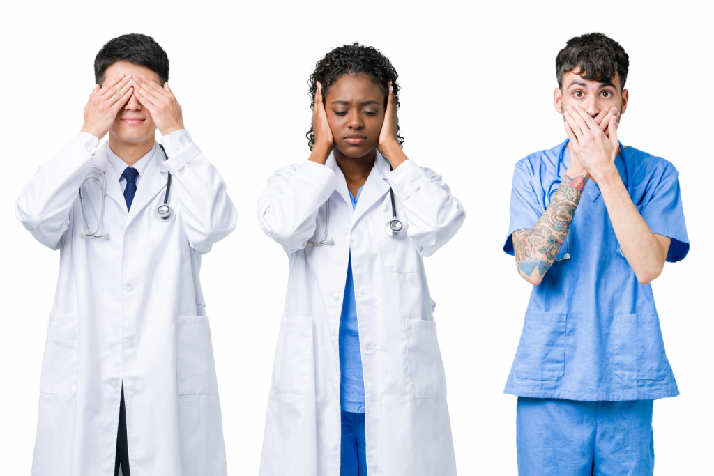 A Expansão de Médicos no Brasil e Seus Desafios. Fundo branco. Três médicos lado a lado. Um está com as mãos tapando os olhos, uma jovem, ao centro, tapa os ouvidos e o jovem, à direita, tapa a boca.