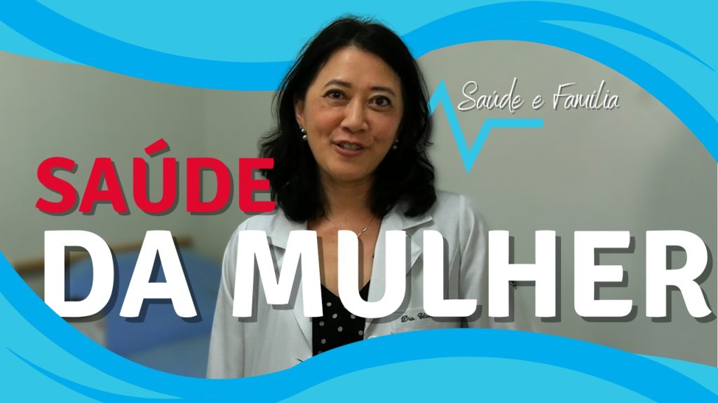 Saúde da Mulher. Foto da Dra. Claudia Talkano. À esquerda, saúde escrito em vermelho. À direita da dra., o logo da websérie Saúde e Família. À frente, da mulher em letras brancas. Nos topos da imagem, uma faixa com ondulação azul claro