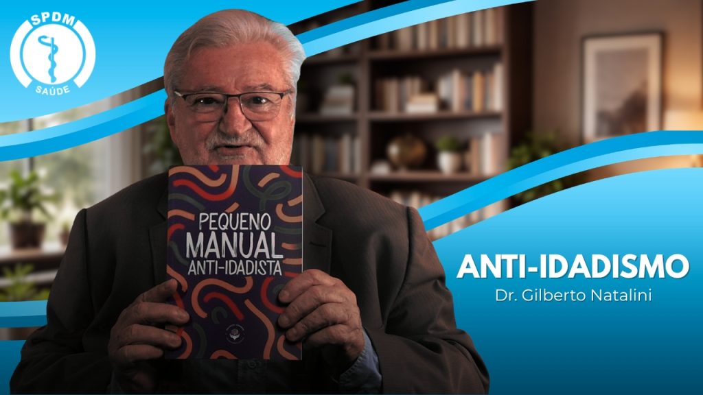 Pequeno Manual Anti-idadista. Foto do Dr. Gilberto Natalini segurando o livro.