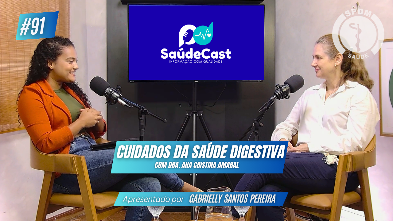 Saúde digestiva. Foto de Gabrielly e Dra. Ana Cristina Amaral em estúdio do SaúdeCast.