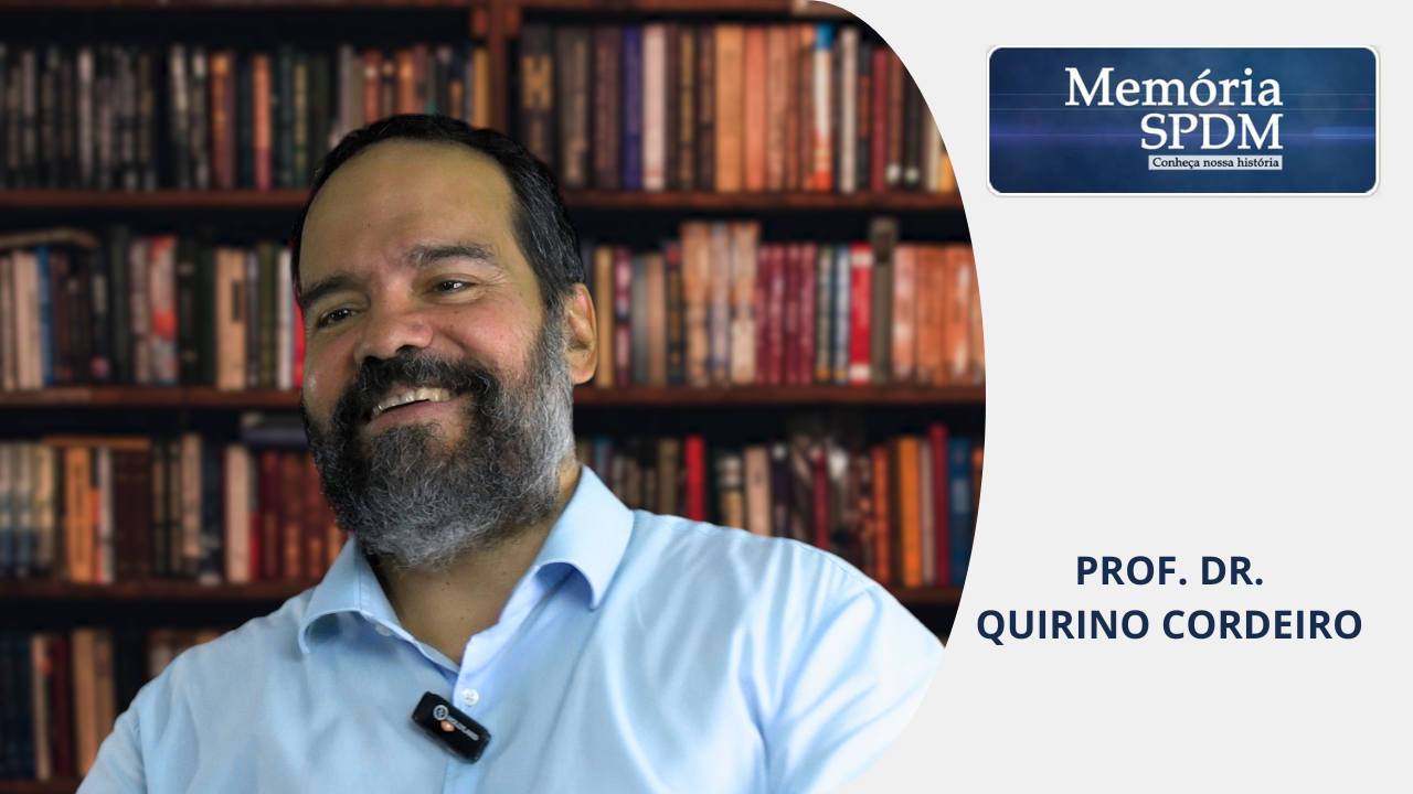 Prof. Dr. Quirino Cordeiro. À esquerda, foto do Dr. Quirino Cordeiro. À direita, Memória SPDM escrito em branco dentro de um quadro azul. No canto interior direito, Prof. Dr. Quirino Cordeiro.