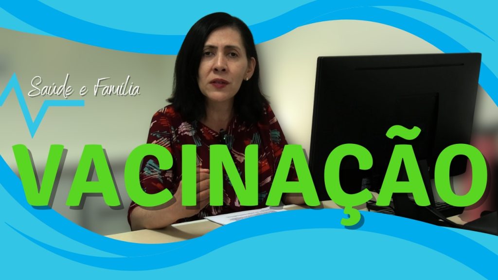 Vacinação. Foto da Dra. Alessandra Ramos Souza, em frente a um computador. No topo e na parte inferior, ondas em azul. À frente, vacinação, escrita em verde.