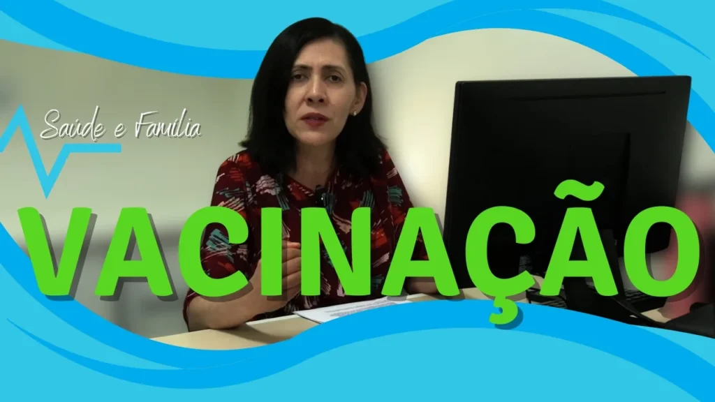 Vacinação. Foto da Dra. Alessandra Ramos Souza, em frente a um computador. No topo e na parte inferior, ondas em azul. À frente, vacinação, escrita em verde.