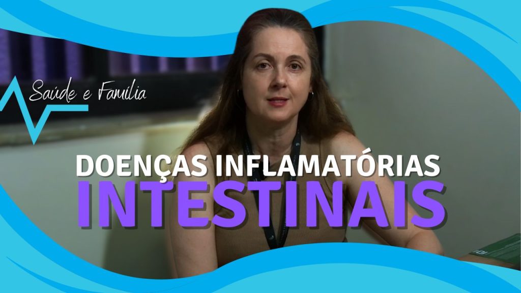 Doenças Inflamatórias Intestinais. Foto da Dra. Ana Cristina Amaral. No topo e na parte inferior, ondas em azul. À frente, doenças inflamatórias em branco, e intestinais, escrita em lilás.
