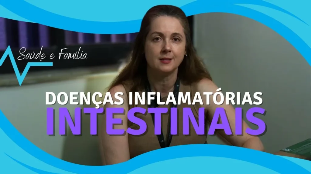 Doenças Inflamatórias Intestinais. Foto da Dra. Ana Cristina Amaral. No topo e na parte inferior, ondas em azul. À frente, doenças inflamatórias em branco, e intestinais, escrita em lilás.