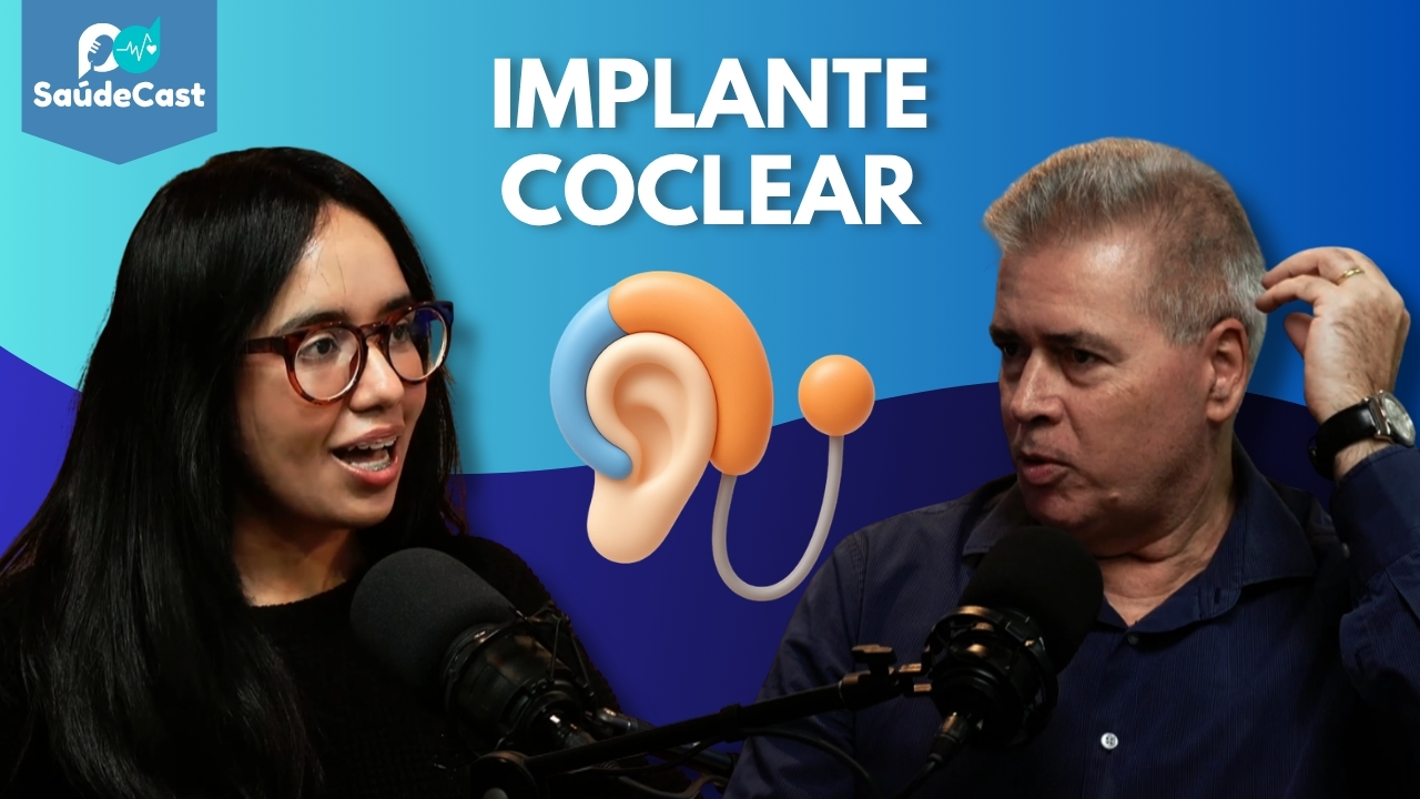 Implante coclear. Foto de Thays Reis e Dr. Marcos em entrevista para o SaúdeCast. Logo acima, "implante coclear" em letras brancas.