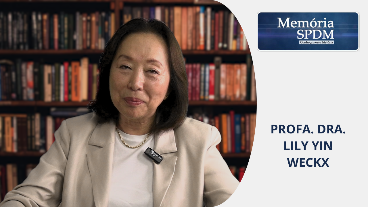 Prof. Dra. Lily Yin Weckx. À esquerda, foto da Prof. Dra. Lily Yin Weckx. À direita, Memória SPDM escrito em branco dentro de um quadro azul. No canto interior direito, Prof. Dra. Lily Yin Weckx.