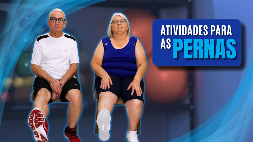 Atividade para as Pernas. Foto de Seu Luiz e Dona Maria sentados, com o joelho estendido para frente. Ao fundo, estante com halteres. À direita, as palavras atividade para as pernas. Atividade para as escrito em branco e pernas em azul.