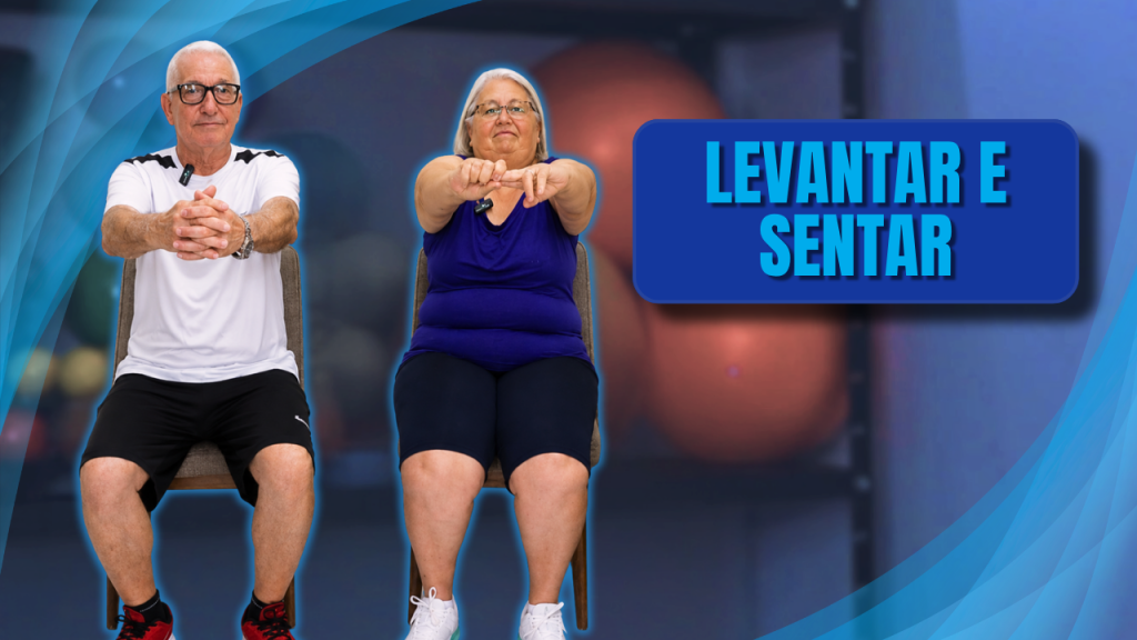 Levantar e Sentar. Foto de Seu Luiz e Dona Maria sentados, com os braços extendidos na altura dos ombros. Ao fundo, estante com halteres. À direita, as palavras levantar e sentar, escrito em branco em azul.