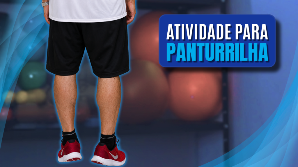 Atividade para a Panturrilha. Foto de Seu Luiz e Dona Maria em pé, elevando os calcanhares para cima. Ao fundo, estante com halteres. À direita, as palavras atividade para a Panturrilha. Atividade para a panturrilha, escrito em branco e pernas em azul.